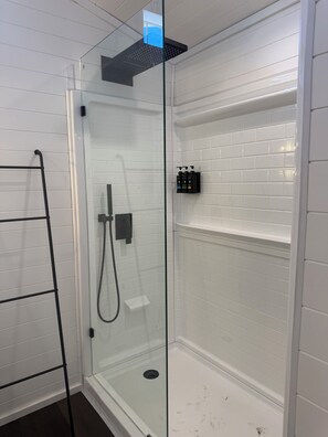 Shower, towels, soap, toilet paper - Cozy Cabin Overlooking a Private Pond (Ellensburg)