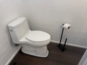 Shower, towels, soap, toilet paper - Cozy Cabin Overlooking a Private Pond (Ellensburg)