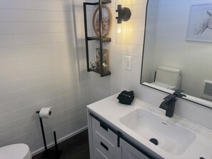 Shower, towels, soap, toilet paper - Cozy Cabin Overlooking a Private Pond (Ellensburg)