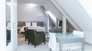 A modern bedroom with a bed, a chair, a table, and a skylight. - Appartement 3 étoiles - ccbgfdd (Allevard)
