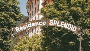 Ein Schild mit dem Text 'Residence SPLENDID' vor einem Gebäude.