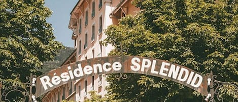 Ein Schild mit dem Text 'Residence SPLENDID' vor einem Gebäude.