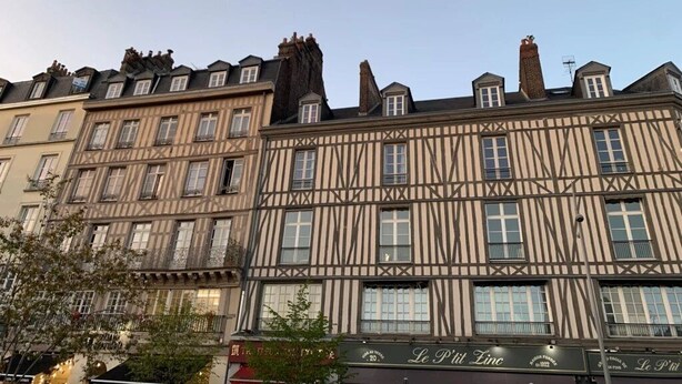 A row of traditional European buildings with timber framing and multiple windows. - Appartement 3 étoiles - ccbgffh (Rouen)