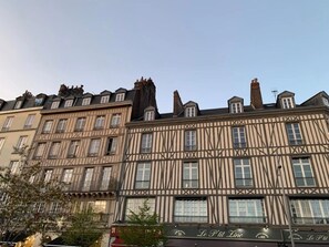 A row of traditional European buildings with timber framing and multiple windows. - Appartement 3 étoiles - ccbgffh (Rouen)