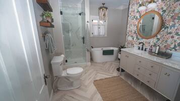 Ducha, secador de pelo, toallas, jabón