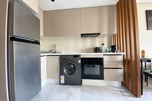 A modern kitchen with a stainless steel refrigerator, a washing machine, and a dishwasher. - Wonderful 1-bedroom apartment with AC in vibrant Casablanca (Casablanca)