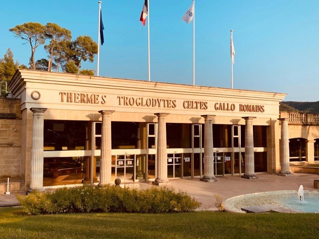 Un edificio con columnas y un letrero que dice 'Thermes Troglodytes Celtes Gallo Romains'.