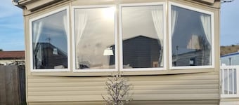 2-bed Caravan - Sleeps 6 - Pets - Beach Access