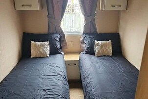 2 habitaciones, tabla de planchar con plancha y ropa de cama 