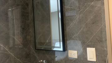 Deluxe Apartment, Balcony, City View | Bathroom | Soap, shampoo, toilet paper