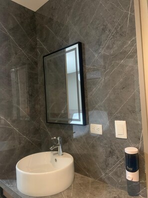 Deluxe Apartment, Balcony, City View | Bathroom | Soap, shampoo, toilet paper - Barrio Inn Morelos (Monterrey)