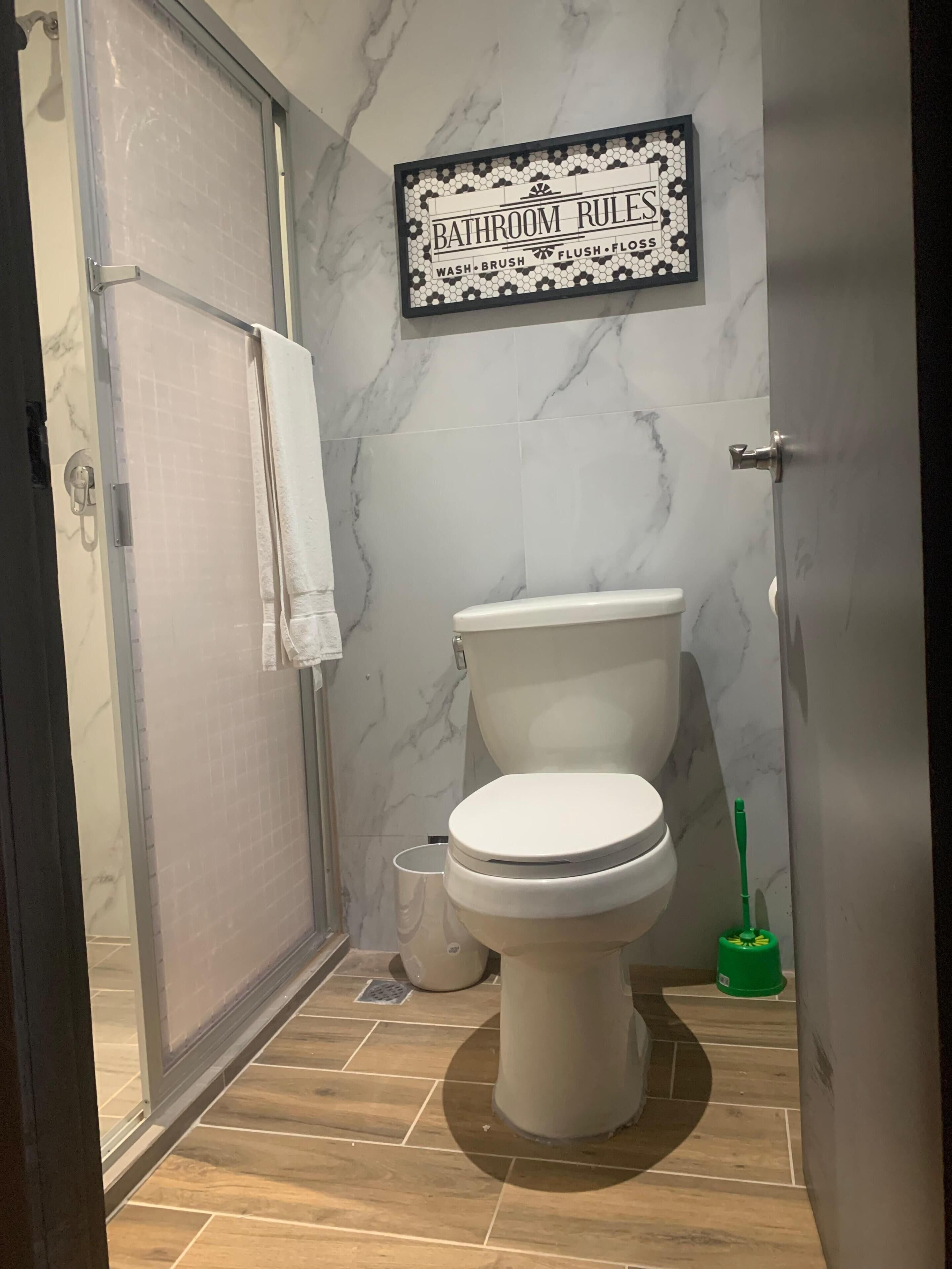 Deluxe Apartment, Balcony, City View | Bathroom | Soap, shampoo, toilet paper