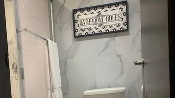 Deluxe Apartment, Balcony, City View | Bathroom | Soap, shampoo, toilet paper