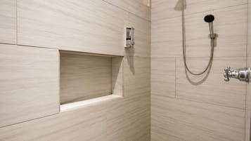 Barrio inn Morelos - Suite #2 | Baño | Regadera, toallas, jabón, shampoo