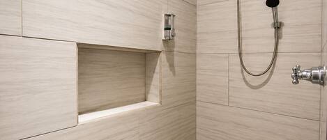 Barrio inn Morelos - Suite #2 | Bathroom | Shower, towels, soap, shampoo