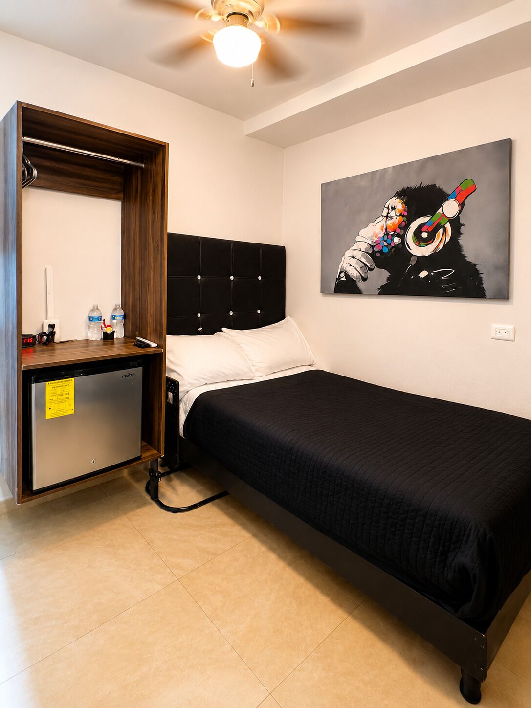 Minibar, tabla de planchar con plancha, wifi gratis y ropa de cama 