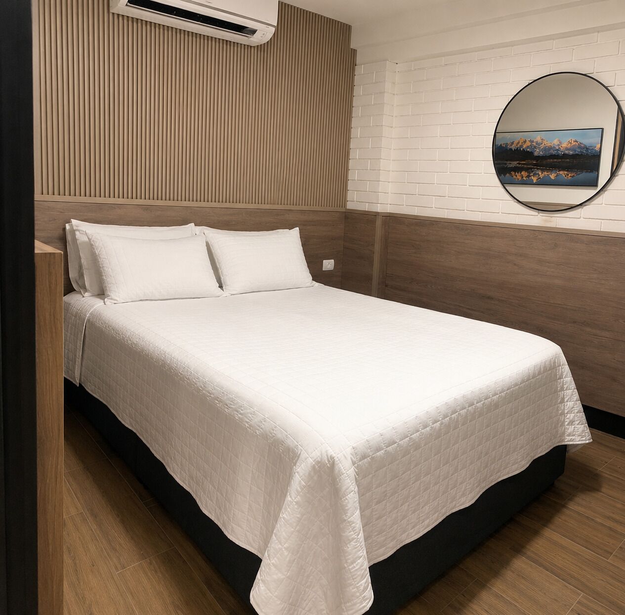 Minibar, tabla de planchar con plancha, wifi gratis