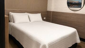 Minibar, tabla de planchar con plancha, wifi gratis y ropa de cama