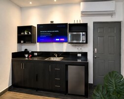 Barrio inn Morelos - Suite #04 Cama king size | Minibar, tabla de planchar con plancha, wifi gratis y ropa de cama