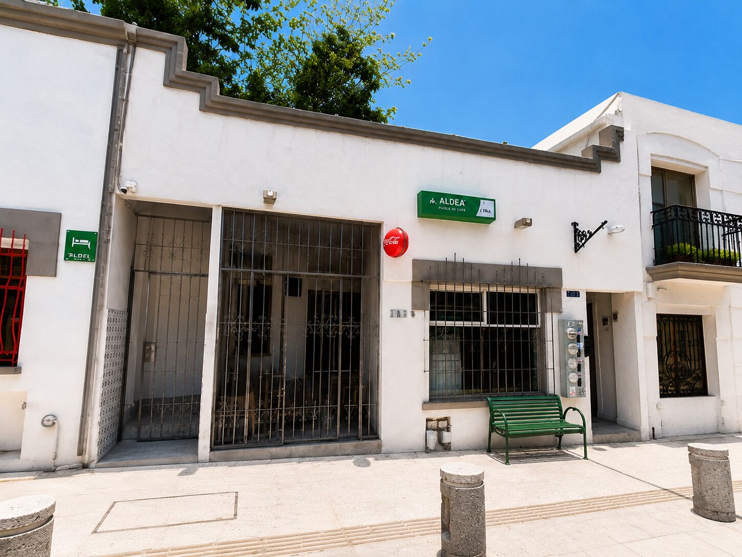 Vista frontal de la propiedad
