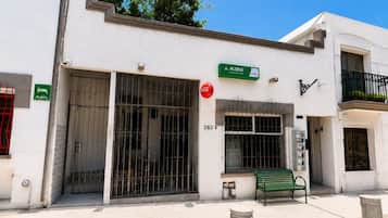Vista frontal de la propiedad