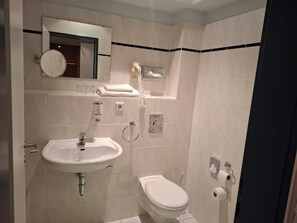 Combined shower/bathtub, towels, soap, shampoo - Andersen Hotel Birkenwerder  (Birkenwerder)