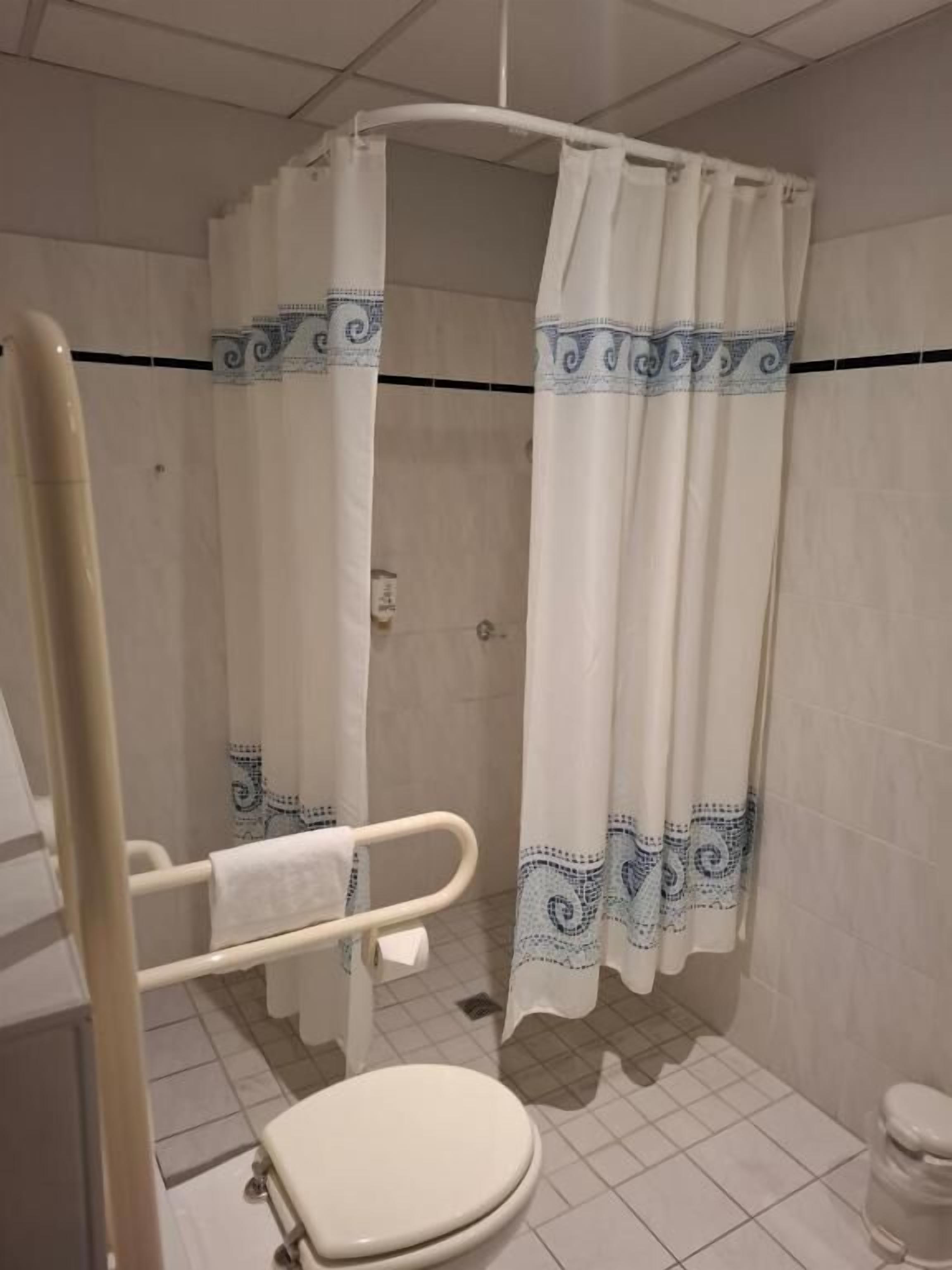 Comfort-Einzelzimmer | Badezimmer | Duschwanne, Handtücher, Seife, Shampoo