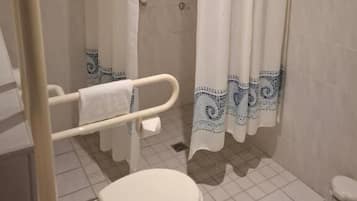 Comfort-Einzelzimmer | Badezimmer | Duschwanne, Handtücher, Seife, Shampoo