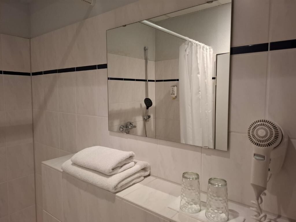 Habitación doble Confort | Baño | Tina con regadera, toallas, jabón, shampoo 