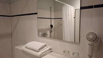Habitación doble Confort | Baño | Tina con regadera, toallas, jabón, shampoo