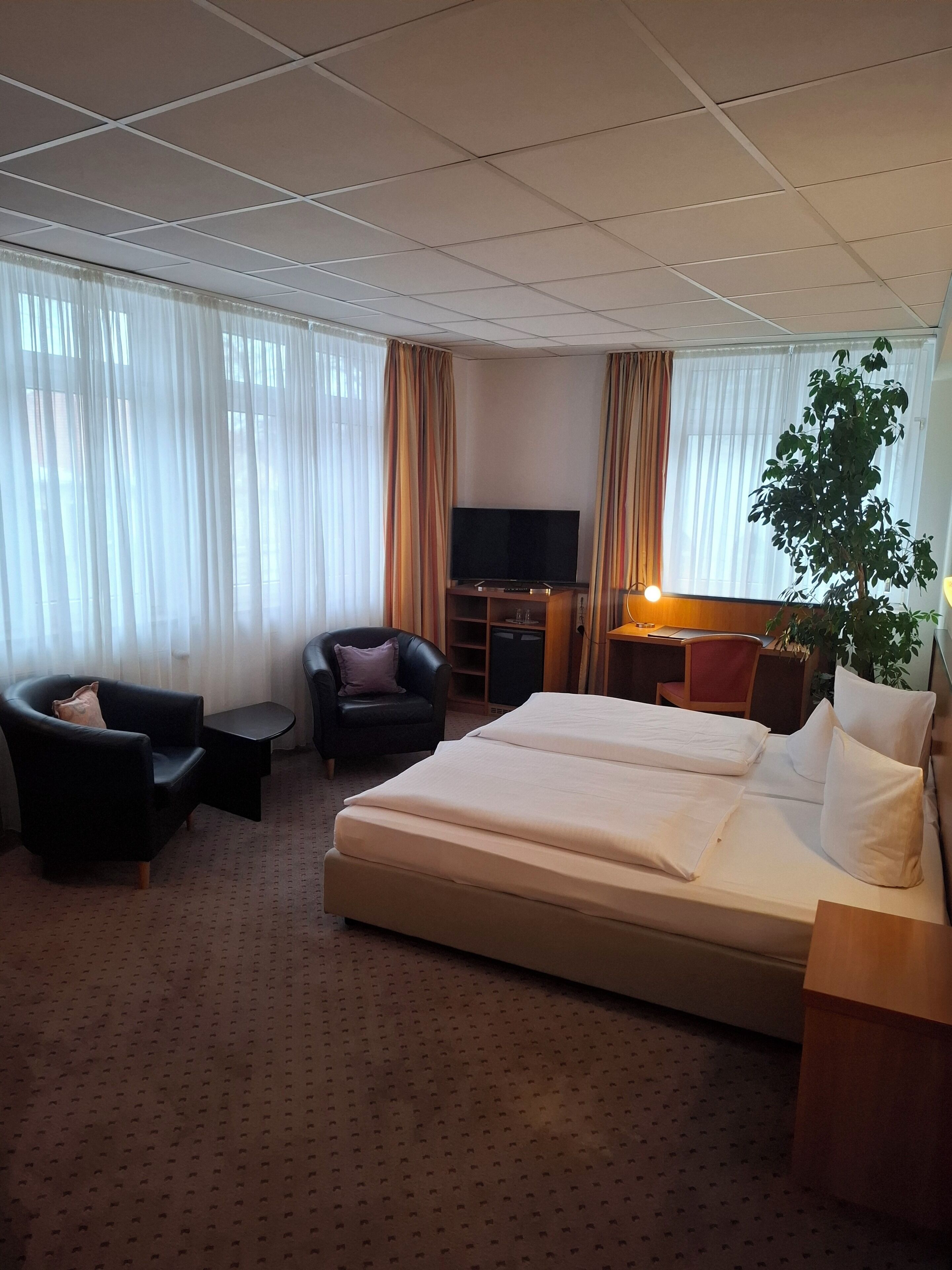 Deluxe-Doppelzimmer, Stadtblick | Schreibtisch, laptopgeeigneter Arbeitsplatz, Bügeleisen/Bügelbrett