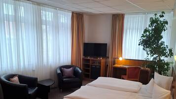 Deluxe-Doppelzimmer, Stadtblick | Schreibtisch, laptopgeeigneter Arbeitsplatz, Bügeleisen/Bügelbrett