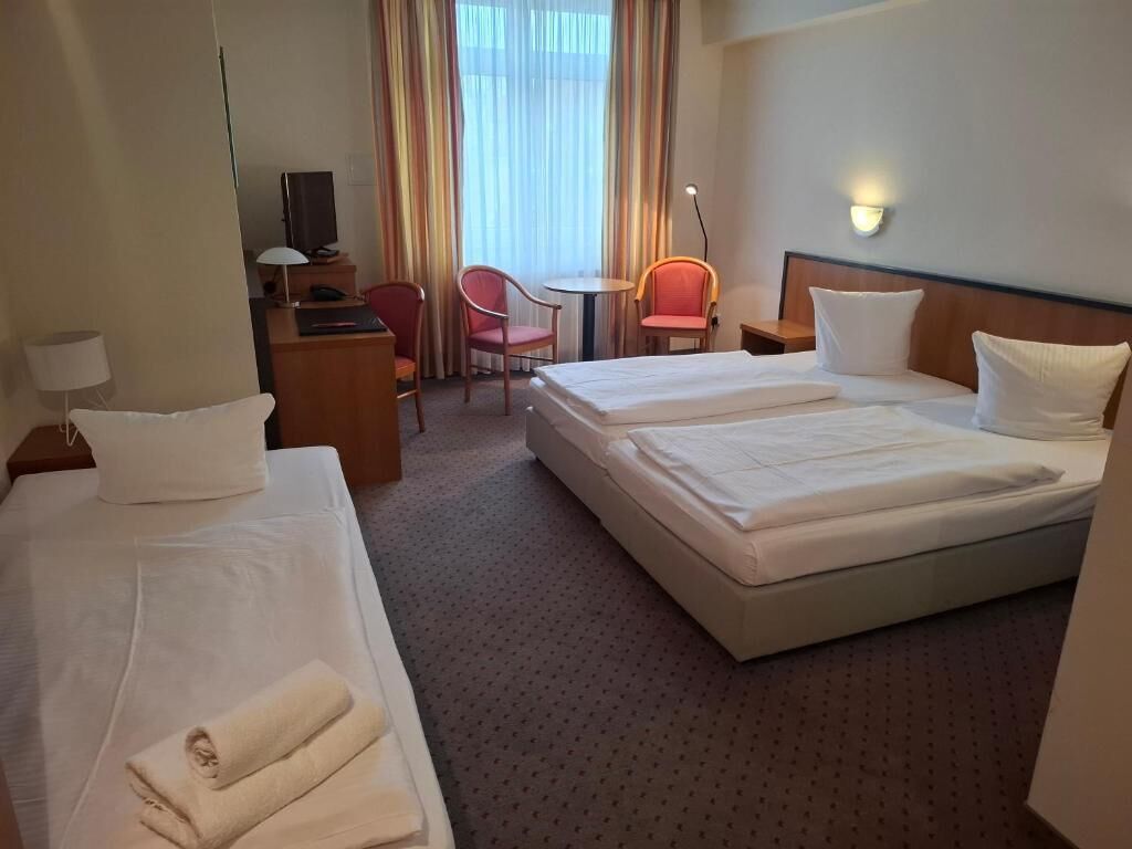 Comfort Triple Room | Desk, laptop workspace, iron/ironing board, free WiFi