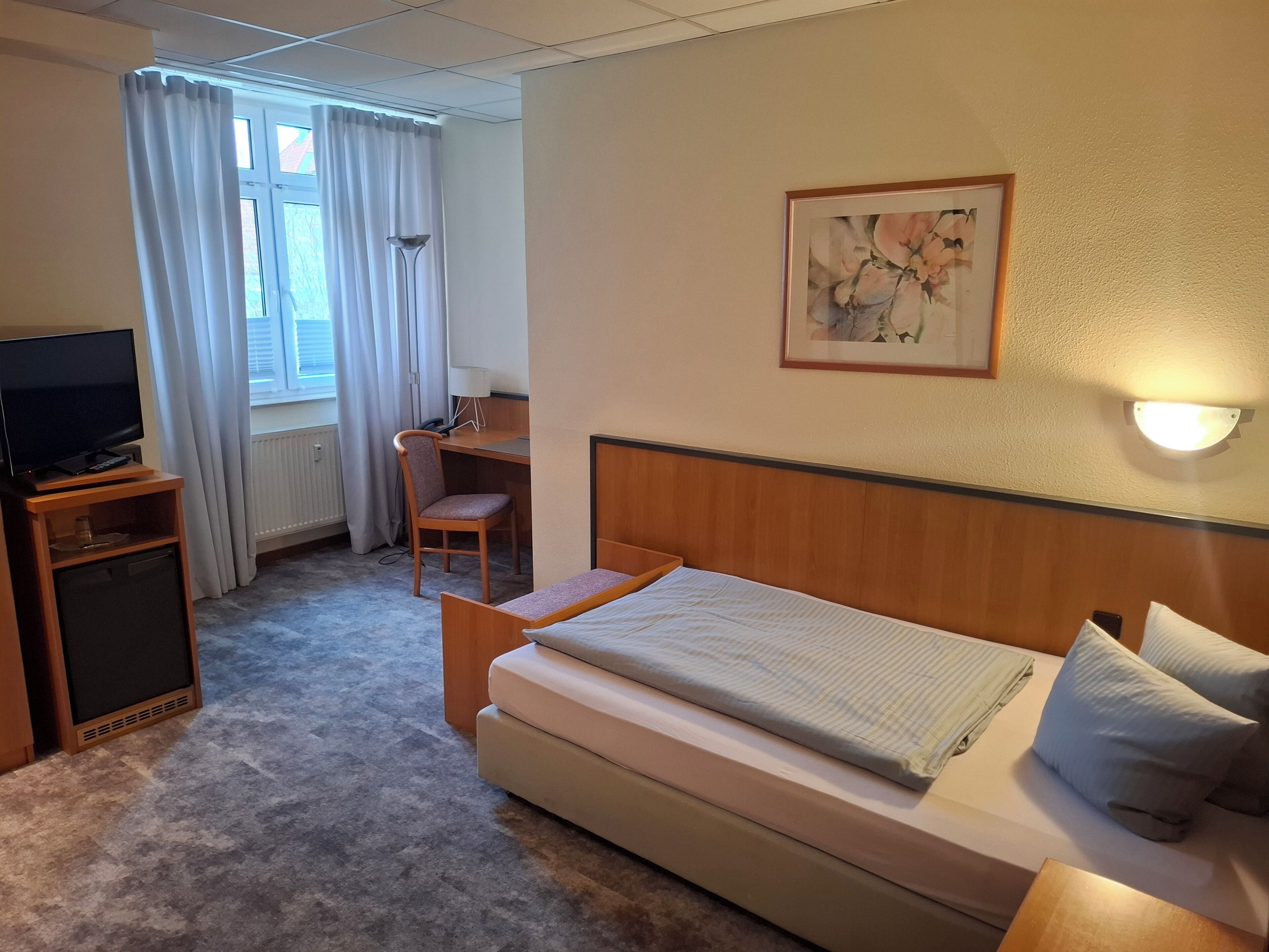 Comfort Single Room | Desk, laptop workspace, iron/ironing board, free WiFi