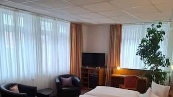Deluxe-Doppelzimmer, Stadtblick | Schreibtisch, laptopgeeigneter Arbeitsplatz, Bügeleisen/Bügelbrett