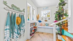 Ein gemütliches Interieur mit einer Treppe, einem Bücherregal und einem Fenster mit Blick.