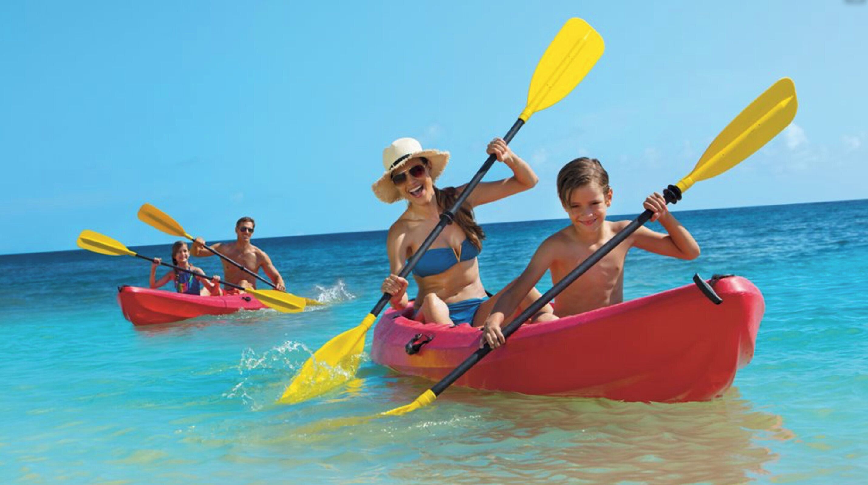 Persone che fanno kayak in un mare cristallino.