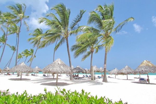 Praia particular, areia branca, 2 bares na praia