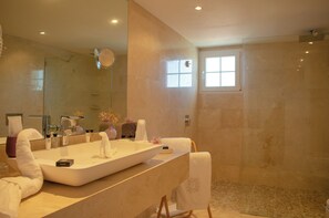 Haartrockner, Handtücher, Seife, Shampoo