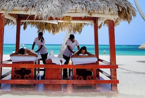 Playa privada, arena blanca y 2 bares en la playa