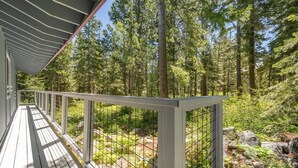 Terrace/patio - 3BR / 3BA McKinney Creek Cabin!  EV Charger! (Tahoma)