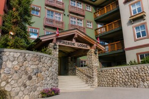 Une façade en pierre sur laquelle on peut lire l’inscription : « FIRESIDE LODGE ».