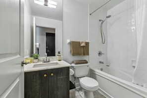Haartrockner, Handtücher, Seife, Toilettenpapier