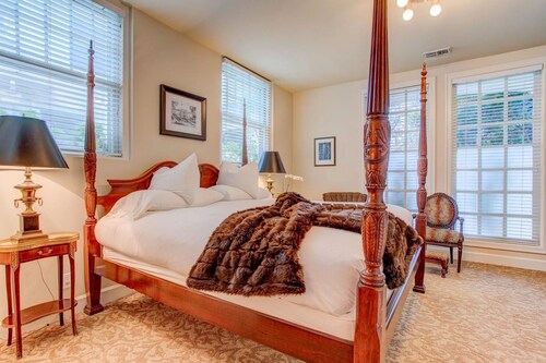 Portland's White House Bed & Breakfast -- The Abe & Mary Room