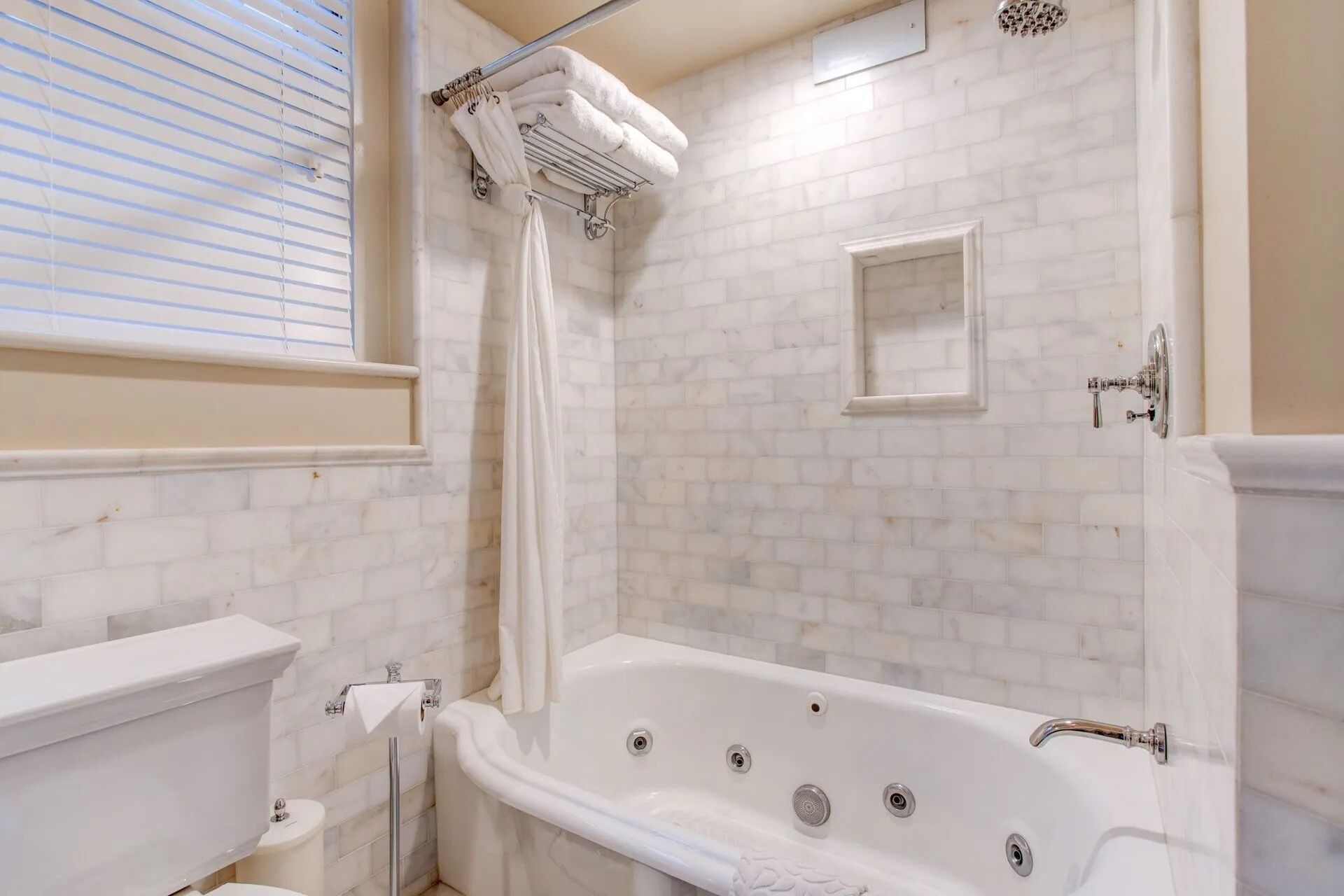Jetted tub, hair dryer, towels