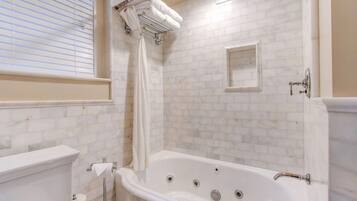 Jetted tub, hair dryer, towels
