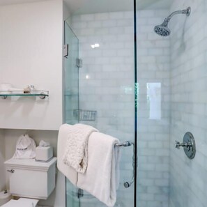 Shower, hair dryer, towels - Portland's White House Bed & Breakfast -- The James & Dolly Room (Portland)