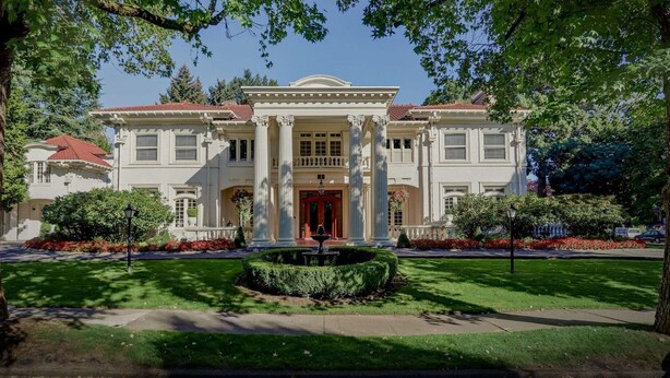 A stately building with a symmetrical facade, large windows, and a central entrance. - The George & Martha Room @ Portland's White House Bed & Breakfast (Portland)