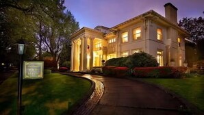 A large, well-lit building with a formal entrance, a paved driveway, and well-maintained landscaping. - The George & Martha Room @ Portland's White House Bed & Breakfast (Portland)