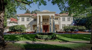 Exterior - Portland's White House Bed & Breakfast -- The Ike & Mamie Room (Portland)